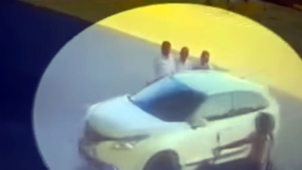 காரை ஏற்றி கொலை செய்ய முயன்ற இளைஞரை சினிமா பாணியில் விரட்டி பிடித்த போலீசார்... வைரல் வீடியோ காரை ஏற்றி கொலை செய்ய முயன்ற இளைஞரை சினிமா பாணியில் விரட்டி பிடித்த போலீசார்... வைரல் வீடியோ