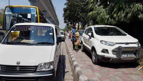 பதறியடித்து கொண்டு டிரைவிங் லைசென்ஸை போலீசாரிடம் ஒப்படைக்கும் வாகன ஓட்டிகள்... காரணம் இதுதான்...