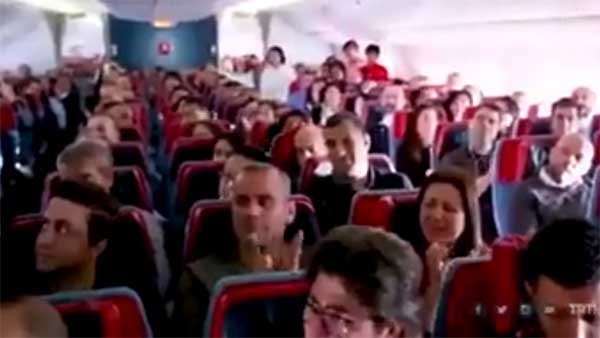 விமானத்தில் பயணித்த அனைவரையும் கண்ணீர் சிந்த வைத்த பைலட்... காரணம் தெரிந்தால் நெகிழ்ந்து போவீர்கள்