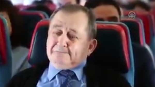 விமானத்தில் பயணித்த அனைவரையும் கண்ணீர் சிந்த வைத்த பைலட்... காரணம் தெரிந்தால் நெகிழ்ந்து போவீர்கள்