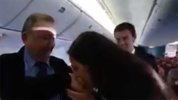 விமானத்தில் பயணித்த அனைவரையும் கண்ணீர் சிந்த வைத்த பைலட்... காரணம் தெரிந்தால் நெகிழ்ந்து போவீர்கள்