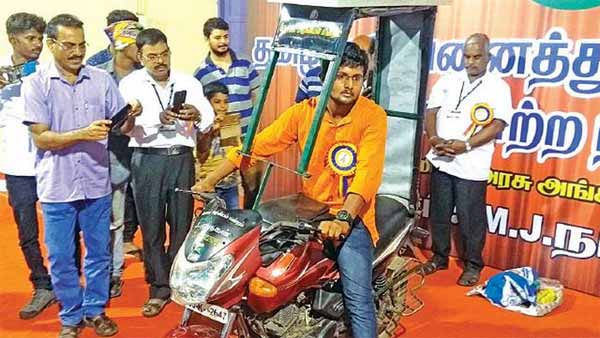 தண்ணீரில் பைக் இயங்குவது இப்படித்தான்... ஆச்சரியத்தில் மூழ்கடிக்கும் மதுரை மாணவரின் கண்டுபிடிப்பு...