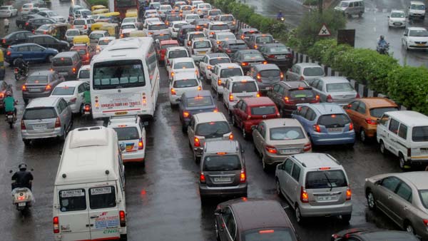 பதறியடித்து கொண்டு டிரைவிங் லைசென்ஸை போலீசாரிடம் ஒப்படைக்கும் வாகன ஓட்டிகள்... காரணம் இதுதான்...