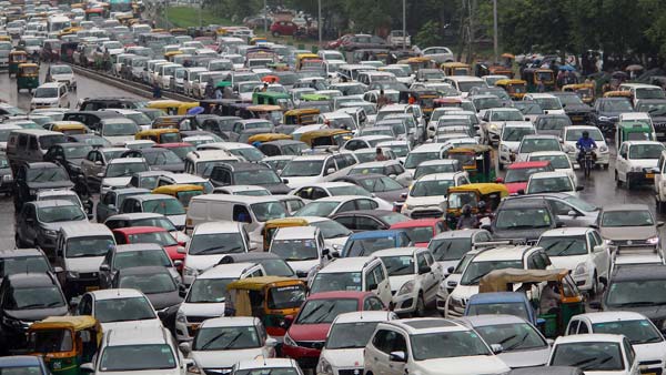 பதறியடித்து கொண்டு டிரைவிங் லைசென்ஸை போலீசாரிடம் ஒப்படைக்கும் வாகன ஓட்டிகள்... காரணம் இதுதான்...