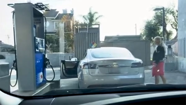 டெஸ்லா எலெக்ட்ரிக் காருக்கு பெட்ரோல் நிரப்ப முயன்ற பெண்... !!