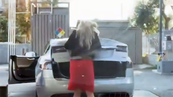 டெஸ்லா எலெக்ட்ரிக் காருக்கு பெட்ரோல் நிரப்ப முயன்ற பெண்... !!