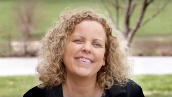 தனி ஆளாக 16 லட்சம் கிலோ மீட்டர்கள் கார் ஓட்டிய பெண்!! வித்தியாசமான முறையில் கிடைத்த பரிசு இதுதான்...