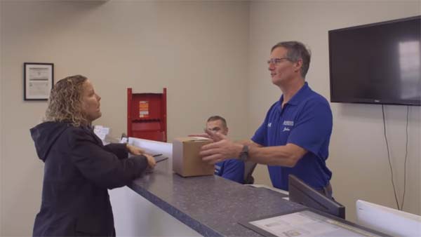 தனி ஆளாக 16 லட்சம் கிலோ மீட்டர்கள் கார் ஓட்டிய பெண்!! வித்தியாசமான முறையில் கிடைத்த பரிசு இதுதான்...