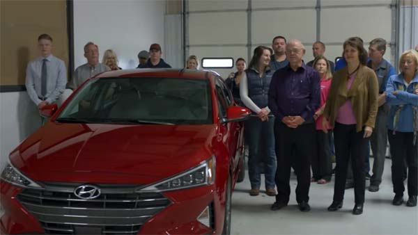 தனி ஆளாக 16 லட்சம் கிலோ மீட்டர்கள் கார் ஓட்டிய பெண்!! வித்தியாசமான முறையில் கிடைத்த பரிசு இதுதான்...