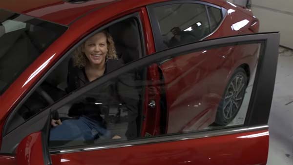 தனி ஆளாக 16 லட்சம் கிலோ மீட்டர்கள் கார் ஓட்டிய பெண்!! வித்தியாசமான முறையில் கிடைத்த பரிசு இதுதான்...