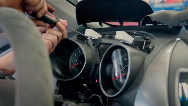 தனி ஆளாக 16 லட்சம் கிலோ மீட்டர்கள் கார் ஓட்டிய பெண்!! வித்தியாசமான முறையில் கிடைத்த பரிசு இதுதான்...