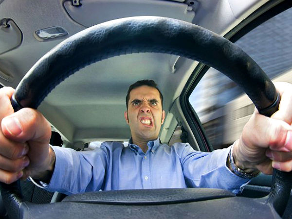 வேடிக்கைப் பார்த்துச்சென்று விபத்தில் சிக்கிய வாலிபர்! அதிர்ச்சி வீடியோ வெளியிட்ட ஆந்திர போலீஸ்...