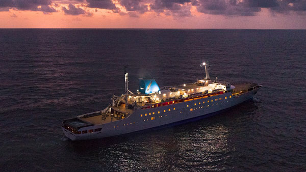 உல்லாச கப்பலின் 11வது மாடியில் இருந்து கடலில் குதித்த பயணி... காரணம் தெரிந்தால் அதிர்ச்சியடைவீர்கள்