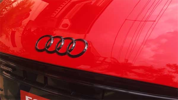 பெற்றோருக்கு சர்ப்ரைஸாக சூப்பர் கார் பரிசளித்த மகன்... விலை எவ்வளவு என தெரிந்தால் ஆச்சரியம் உறுதி...