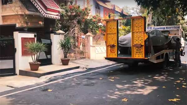 பெற்றோருக்கு சர்ப்ரைஸாக சூப்பர் கார் பரிசளித்த மகன்... விலை எவ்வளவு என தெரிந்தால் ஆச்சரியம் உறுதி...