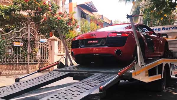 பெற்றோருக்கு சர்ப்ரைஸாக சூப்பர் கார் பரிசளித்த மகன்... விலை எவ்வளவு என தெரிந்தால் ஆச்சரியம் உறுதி...