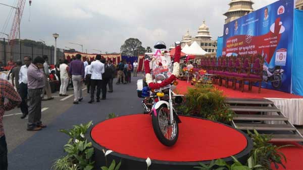 ஆந்திராவில் உயிர் காக்கும் பைக்காக மாறிய பஜாஜ்..!!