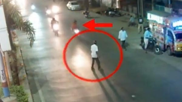 வேடிக்கைப் பார்த்துச்சென்று விபத்தில் சிக்கிய வாலிபர்! அதிர்ச்சி வீடியோ வெளியிட்ட ஆந்திர போலீஸ்...