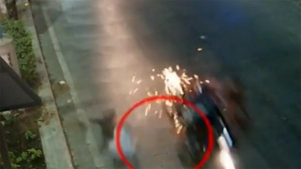 வேடிக்கைப் பார்த்துச்சென்று விபத்தில் சிக்கிய வாலிபர்! அதிர்ச்சி வீடியோ வெளியிட்ட ஆந்திர போலீஸ்...