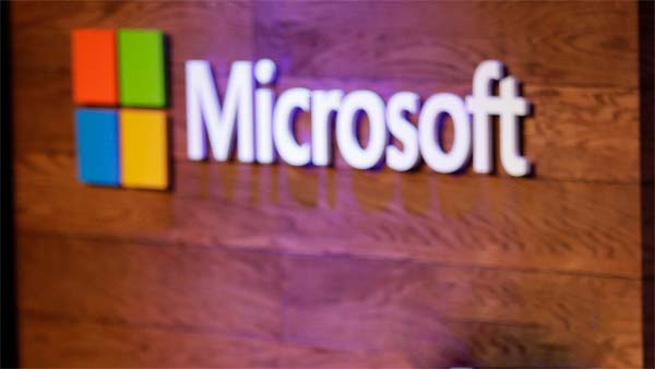 கடும் குளிரில் கடை முன்பாக வரிசையில் நின்ற பில் கேட்ஸ்... காரணம் தெரிந்தால் ஆச்சரியப்படுவீர்கள்...