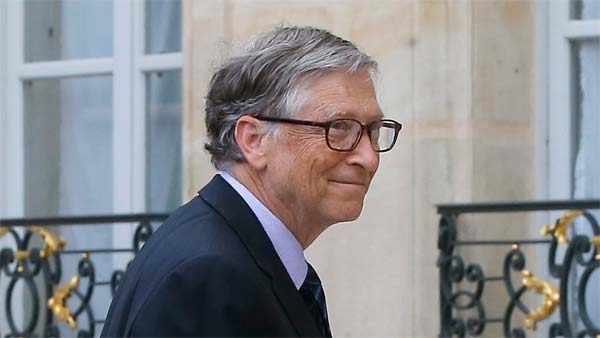 கடும் குளிரில் கடை முன்பாக வரிசையில் நின்ற பில் கேட்ஸ்... காரணம் தெரிந்தால் ஆச்சரியப்படுவீர்கள்...