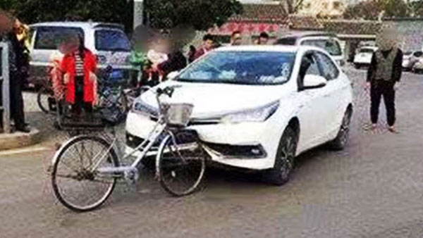 சைக்கிள் மோதியதால் நொறுங்கி போன கார்... எந்த நிறுவனத்தின் கார் என தெரிந்தால் அதிர்ச்சியடைவீர்கள்...