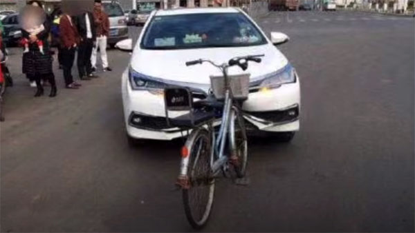 சைக்கிள் மோதியதால் நொறுங்கி போன கார்... எந்த நிறுவனத்தின் கார் என தெரிந்தால் அதிர்ச்சியடைவீர்கள்...