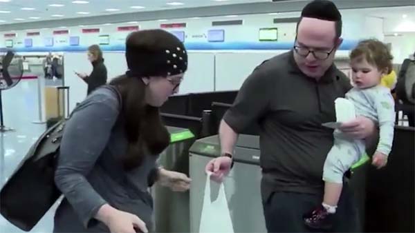 விமானத்தில் இருந்து இறக்கி விட்டதால் கைக்குழந்தையுடன் தவித்த தம்பதி... இரக்கமற்ற பயணிகளால் விபரீதம்