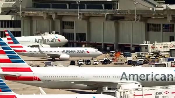 விமானத்தில் இருந்து இறக்கி விட்டதால் கைக்குழந்தையுடன் தவித்த தம்பதி... இரக்கமற்ற பயணிகளால் விபரீதம்