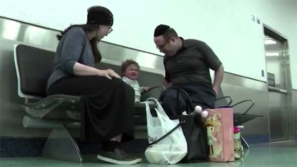 விமானத்தில் இருந்து இறக்கி விட்டதால் கைக்குழந்தையுடன் தவித்த தம்பதி... இரக்கமற்ற பயணிகளால் விபரீதம்