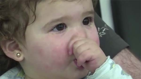 விமானத்தில் இருந்து இறக்கி விட்டதால் கைக்குழந்தையுடன் தவித்த தம்பதி... இரக்கமற்ற பயணிகளால் விபரீதம்