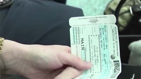 விமானத்தில் இருந்து இறக்கி விட்டதால் கைக்குழந்தையுடன் தவித்த தம்பதி... இரக்கமற்ற பயணிகளால் விபரீதம்