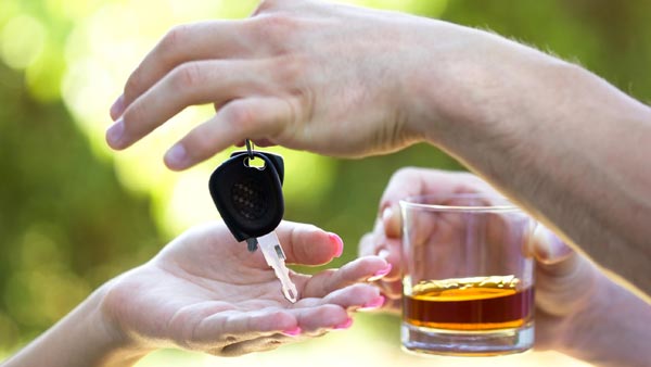 குடிபோதையில் வாகனம் ஓட்டுபவர்களுக்கு நூதன தண்டனை... நாடு முழுவதும் கவனம் ஈர்த்த போலீஸ் அதிகாரி குடிபோதையில் வாகனம் ஓட்டுபவர்களுக்கு நூதன தண்டனை... நாடு முழுவதும் கவனம் ஈர்த்த போலீஸ் அதிகாரி