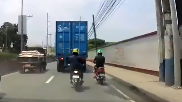 தலை மீது லாரி ஏறியும் உயிர் தப்பிய வாலிபர்: அதிர்ச்சியில் உறைய வைத்த சம்பவம் 