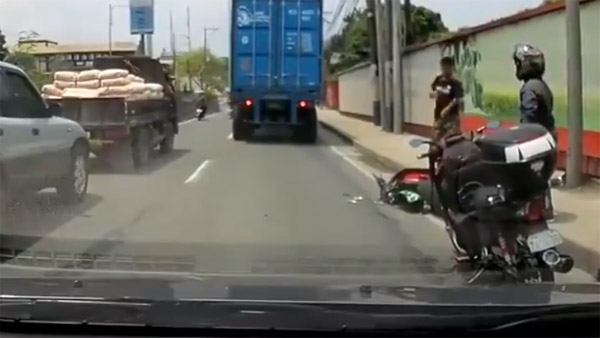 தலை மீது லாரி ஏறியும் உயிர் தப்பிய வாலிபர்: அதிர்ச்சியில் உறைய வைத்த சம்பவம் 