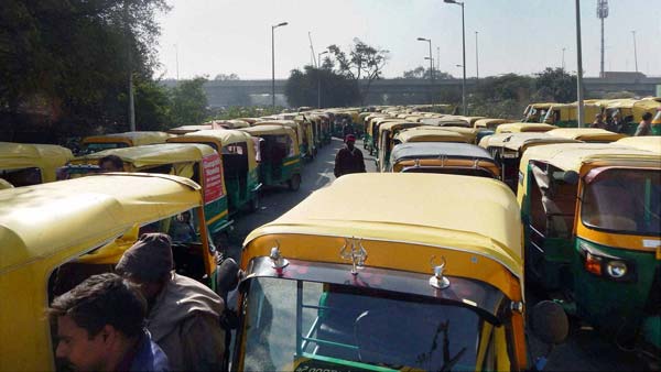சூப்பர் ஸ்டார் ரஜினியின் பாணியைக் கையாண்ட ஆட்டோ டிரைவர்...