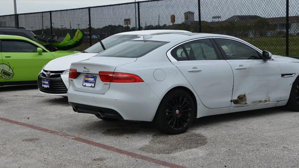 பல கோடி ரூபாய் கார்களை சில்லு சில்லாக நொறுக்கிய சிறுவர்கள்