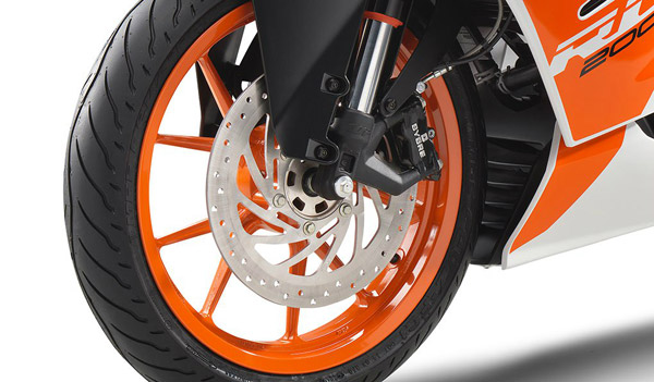 கேடிஎம் ஆர்200 பைக்கில் ஏபிஎஸ் வசதி அறிமுகம்!