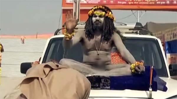 கும்பமேளாவில் சாதுவிற்கு கிடைத்த விலை உயர்ந்த பரிசு... என்னவென்று தெரிந்தால் ஆச்சரியப்படுவீர்கள்...