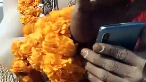 கும்பமேளாவில் சாதுவிற்கு கிடைத்த விலை உயர்ந்த பரிசு... என்னவென்று தெரிந்தால் ஆச்சரியப்படுவீர்கள்...