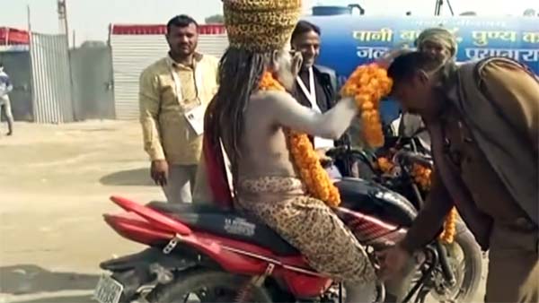 கும்பமேளாவில் சாதுவிற்கு கிடைத்த விலை உயர்ந்த பரிசு... என்னவென்று தெரிந்தால் ஆச்சரியப்படுவீர்கள்...