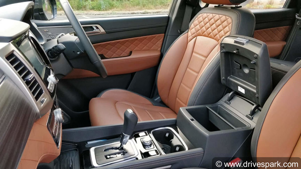 மஹிந்திரா குழும தலைவர் ஆனந்த் மஹிந்திரா வாங்கிய புது கார் இதுதான்! இந்தியாவின் மீது இவ்வளவு பக்தியா?