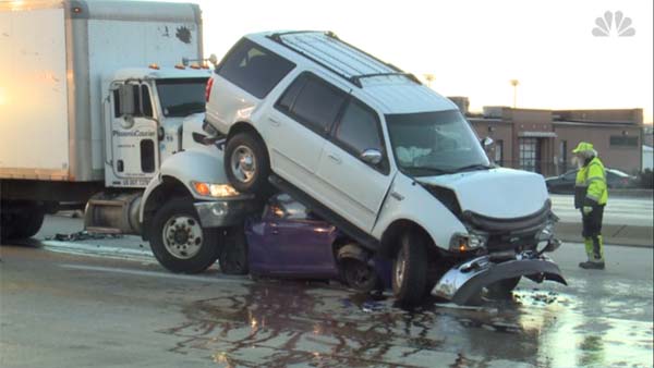 டிரக்குக்கும் காருக்கும் அடியில் சிக்கிய சூப்பர் கார்: அதிர்ஷ்டவசமாக உயிர் தப்பிய ஓட்டுநர்! புகைப்படம் உள்ளே...
