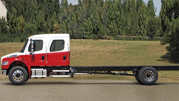 டிரக்குக்கும் காருக்கும் அடியில் சிக்கிய சூப்பர் கார்: அதிர்ஷ்டவசமாக உயிர் தப்பிய ஓட்டுநர்! புகைப்படம் உள்ளே...