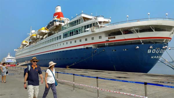 உல்லாச கப்பலின் 11வது மாடியில் இருந்து கடலில் குதித்த பயணி... காரணம் தெரிந்தால் அதிர்ச்சியடைவீர்கள்