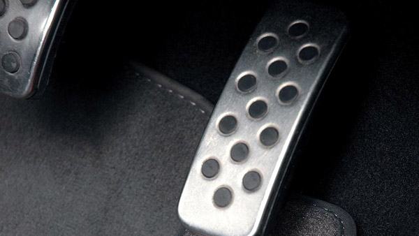 மாணவர்கள் மீது காரை ஏற்றிய அரசுப்பள்ளி ஆசிரியர்... காரணம் என்னவென்று தெரிந்தால் கோவப்படுவீர்கள்...