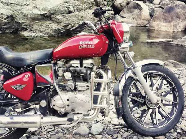 தலைமை ஆசிரியருக்கு புல்லட் பரிசளித்த மாணவ, மாணவிகள்... காரணம் தெரிந்தால் பெருமைப்படுவீர்கள்