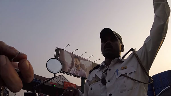 வெளிநாட்டு வாலிபரை சுற்றி வளைத்த இந்திய போலீசார்... என்ன நடந்தது என தெரிந்தால் பெருமைப்படுவீர்கள் வெளிநாட்டு வாலிபரை சுற்றி வளைத்த இந்திய போலீசார்... என்ன நடந்தது என தெரிந்தால் பெருமைப்படுவீர்கள்