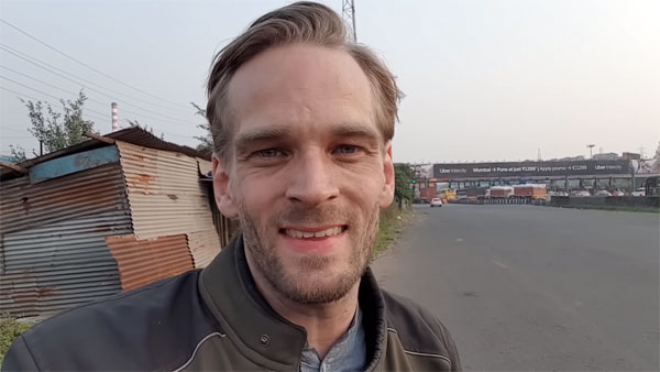 வெளிநாட்டு வாலிபரை சுற்றி வளைத்த இந்திய போலீசார்... என்ன நடந்தது என தெரிந்தால் பெருமைப்படுவீர்கள் வெளிநாட்டு வாலிபரை சுற்றி வளைத்த இந்திய போலீசார்... என்ன நடந்தது என தெரிந்தால் பெருமைப்படுவீர்கள்