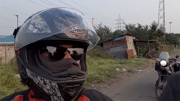 வெளிநாட்டு வாலிபரை சுற்றி வளைத்த இந்திய போலீசார்... என்ன நடந்தது என தெரிந்தால் பெருமைப்படுவீர்கள் வெளிநாட்டு வாலிபரை சுற்றி வளைத்த இந்திய போலீசார்... என்ன நடந்தது என தெரிந்தால் பெருமைப்படுவீர்கள்